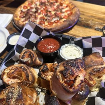Icehouse Tavern - Pizza and pizza rolls - Bars Near Me - Denver, Colorado