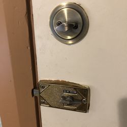 Lovelock Inn - Nasty black marks and grim all over the doors