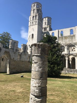 Abbaye de Jumièges by null