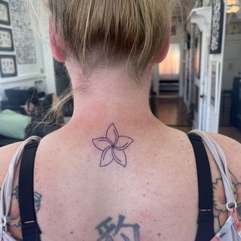 Hula Girl Tattoo - Piercing Near Me - Paia, Hawaii