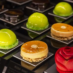La Pastisseria - Diferentes piezas de pasteles individuales para degustar en la sala de cafeteria