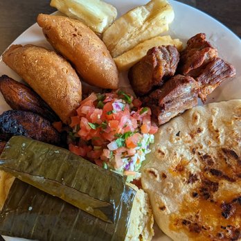 La Cabaña - Plato Guanaco (El Savador) - Honduran Near Me - Seattle, Washington