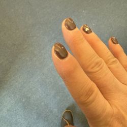 Beauty Times - Chipped Gel manicure