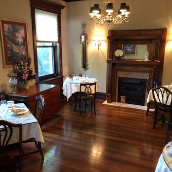 Fleur-de-Lys Mansion - Breakfast served daily in this charming dining room. - Bed & Breakfast Near Me - Saint Louis, Missouri Fleur-de-Lys Mansion - Breakfast served daily in this charming dining room. - Bed & Breakfast Near Me - Saint Louis, Missouri