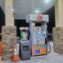 7 Eleven - 76 Gas station