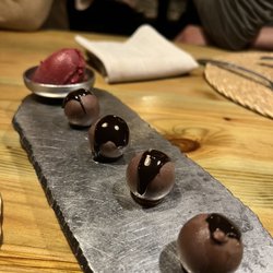 Compartir - Chocolate balls w black currant sorbet