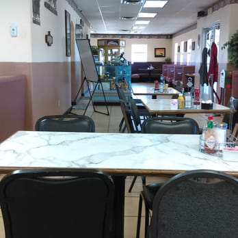 Carl's Chilli Hills - Clean dining room - American Near Me - Moriarty, New Mexico