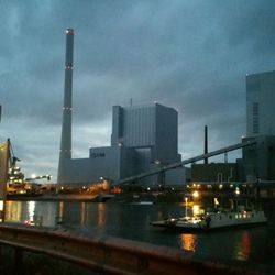 Grosskraftwerk Mannheim und Rheinfähre
