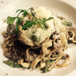 Mood Cafe Trattoria - Tagliatelle ze szparagami, szynką parmeńską i sosem truflowym