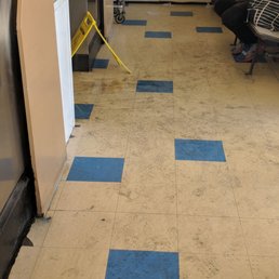 Dirty slippery floor and machine with no glass. I have counted at least 7 machines that are not working. Dirty slippery floor and machine with no glass. I have counted at least 7 machines that are not working.