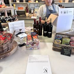 Antica Olive Oils and Balsamic Vinegars - Mary helping me load up my order. Plus I purchased some great pastas here too!!