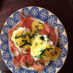 Caffe La Tazzina - Eggs benedict.