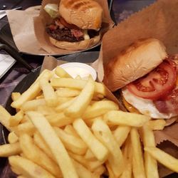 Burger Fam - Camembert-Burger + Bacon&Egg-Burger mit Pommes Mayo