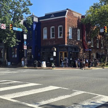 Ben’YaYs - Outside view of the building that sits on the corner of Henry Str and King Str - Desserts Near Me - Alexandria, Virginia