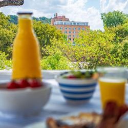 Magpie Inn - Breakfast on the balcony