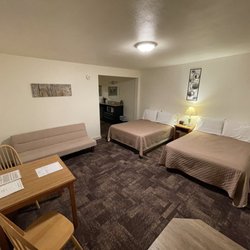 Lazy J Motel - Deluxe two double with futon