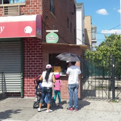 El Bohio Grocery Slushie Man - The Slushie Man is in there. I promise.