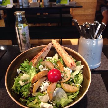 Hans im Glück - Trumpfblatt salad (goat cheese, pears, tomato) for 9.80 euro - Burgers Near Me - Nuremberg, BY