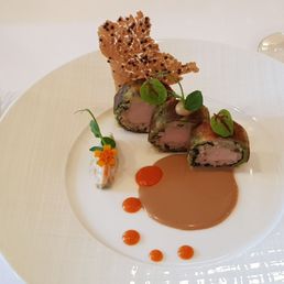 Croustillant de râble de lapereau et sa farce fine au romarin, caviar d'aubergines légèrement fumées.  2021 09 16. M2.