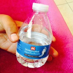 Te ofrecen agua o té