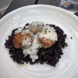 Scallops with black rice Scallops with black rice