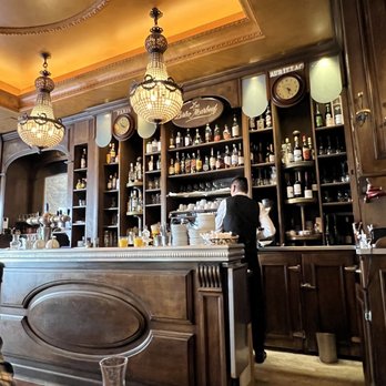 Le Bistro Marbeuf - French Near Me - Paris, 75