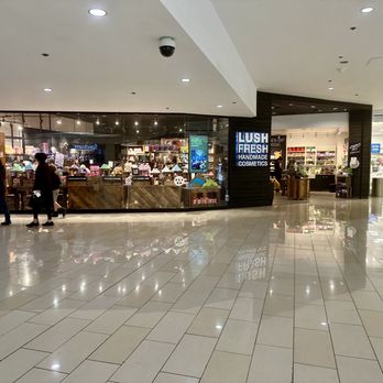 Lush - Inside of the mall! - Cosmetics & Beauty Supply Near Me - Glendale, California