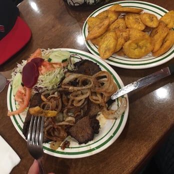 La Estrella Restaurant - Bistec encebollado con tostones - Latin American Near Me - Bronx, New York