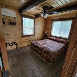 Freedom Ridge Cabins - Bedroom in Buck Haven
