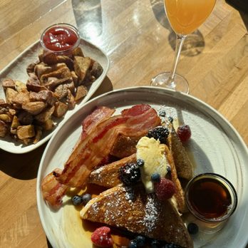 Roof on theWit - French toast with berries and whipped lemon mascarpone, bacon and a side of potatoes - Lounges Near Me - Chicago, Illinois