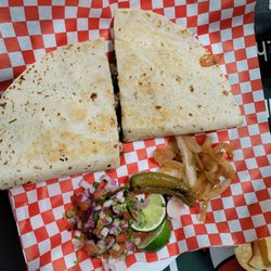 Los Plebes Seafood & Grill