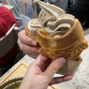 Piping Hot - Taiyaki ice cream (milk tea) - Hot Pot Near Me - Richmond, British Columbia