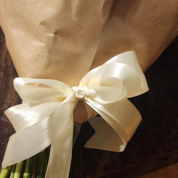 Blooms X Yonna - Pearl detailed on the bow - Florists Near Me Blooms X Yonna - Pearl detailed on the bow - Florists Near Me