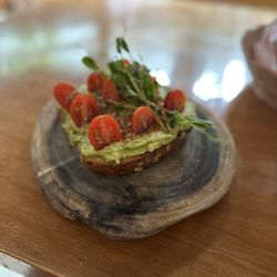 Peace & Bowl - Avo toast