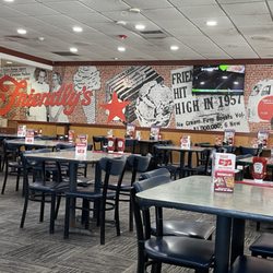 Friendly's - Seating area