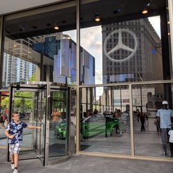 Mercedes-Benz Pop Up Store - Mercedes: Street View
