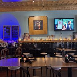 The Moon Sushi Bar & Asian Bistro - Decor