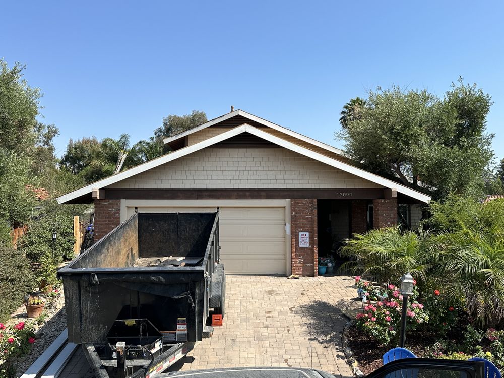 Slide of Del Toro Roofing