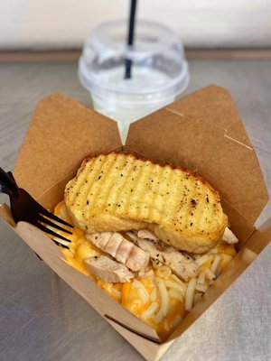 Photo of Canada's Wonderland - Vaughan, ON, CA. Canada's Wonderland - Mac & Cheese with Grilled Chicken and Garlic Bread (3.5/5), it's better than expected with lotsa protein