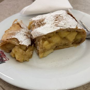 Paolo Bortolotti - Apple strudel - Ice Cream & Frozen Yogurt Near Me - Vienna, 9 Paolo Bortolotti - Apple strudel - Ice Cream & Frozen Yogurt Near Me - Vienna, 9