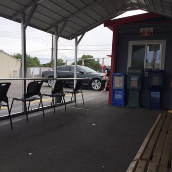 Jiffy Car Wash - Sitting area while you wait for your car. And someone's car getting a wax. - Car Wash Near Me - Kennewick, Washington Jiffy Car Wash - Sitting area while you wait for your car. And someone's car getting a wax. - Car Wash Near Me - Kennewick, Washington