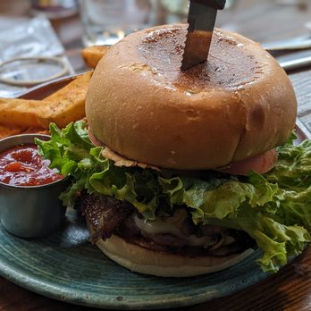 Viking Brewing - Southtowne Pub - Burger & Fries - Pubs Near Me - Eugene, Oregon