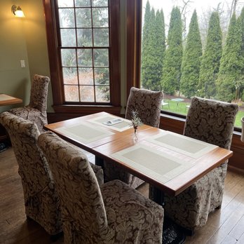 Campbell House Inn - Dining room - Hotels Near Me - Eugene, Oregon Campbell House Inn - Dining room - Hotels Near Me - Eugene, Oregon