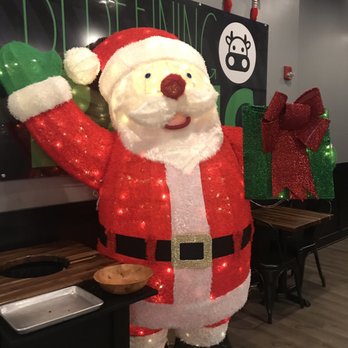 Basic Burger - Christmas decorations - Burgers Near Me - Arlington, Virginia