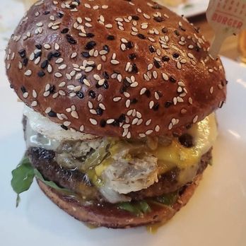 Gordon Ramsay Burger - Farmhouse burger - Salad Near Me - Chicago, Illinois