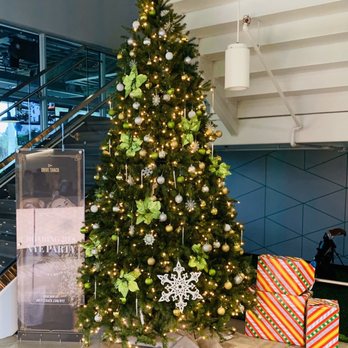 Drive Shack - Nice Xmas tree on 1st floor by entrance - Golf Near Me - West Palm Beach, Florida