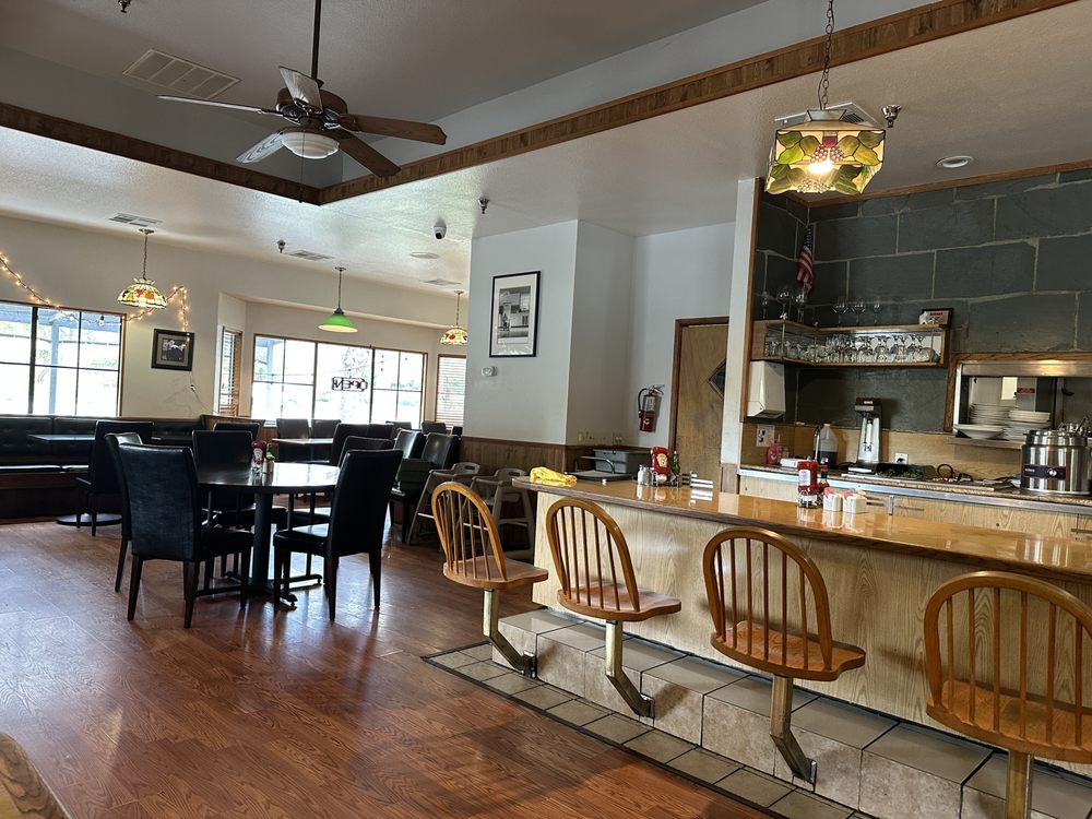 Louie’s Fine Foods - Photo 2