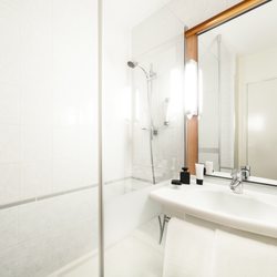 Hôtel ibis Chatellerault - salle d'eau