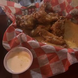 Mr B's Irish Pub Restaurant Eatery - 3 cheese garlic wings