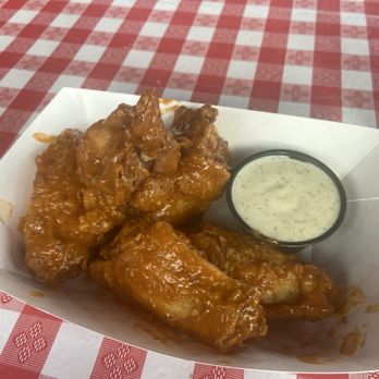 Side Project Pizza - Chili garlic wings and ranch - Breweries Near Me - Maplewood, Missouri